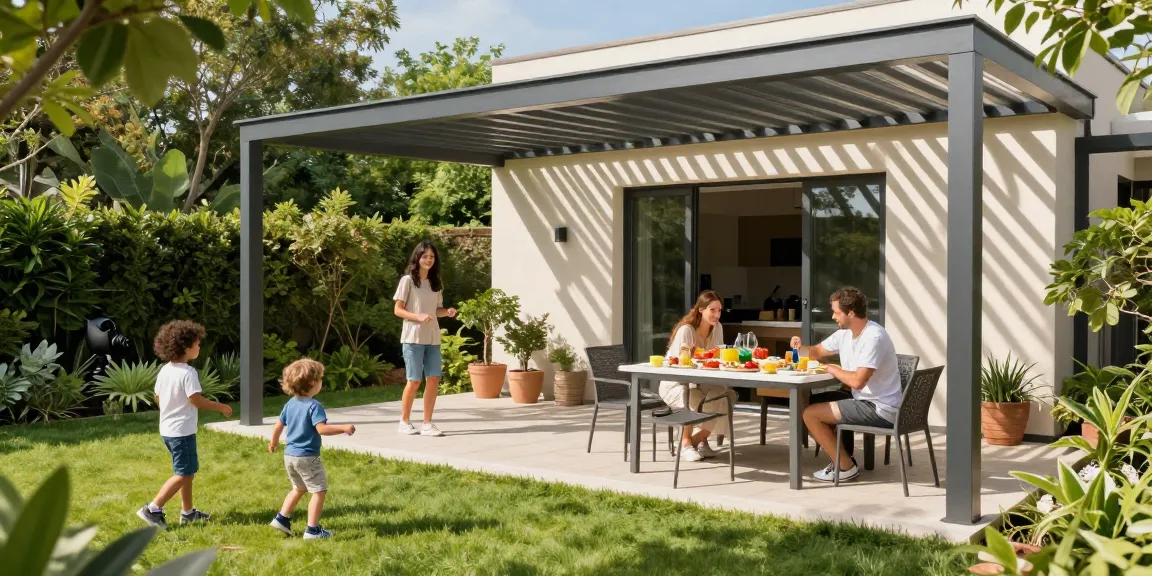 Moderne Terrassenüberdachungen in einem einladenden Garten mit spielenden Kindern und einer familiären Atmosphäre.
